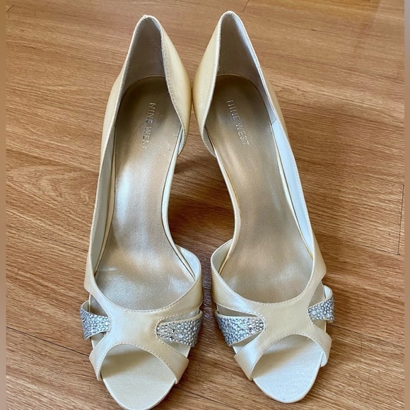 Nine West New Favorly Bridal Kitten Heel Satin Dress Sandals Women’s 9 NWT - Picture 2 of 15